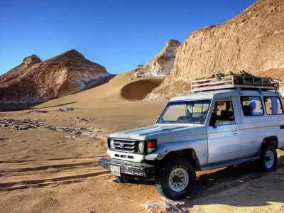 Family Jeep Safari by 4×4 WD in rugged terrain