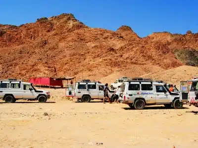 Family Jeep Safari by 4×4 WD in rugged terrain